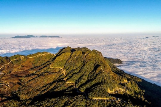 Chiêu Lầu Thi: Chinh phục đỉnh 'chín tầng thang' giữa biển mây Hoàng Su Phì