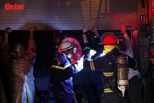Cháy cơ sở massage trong đêm, người mắc kẹt được đưa xuống mặt đất an toàn