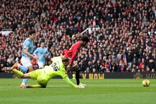 Patrick Dorgu rực sáng giúp MU hạ Man City 2-0: Mũi khoan đa năng của Michael Carrick
