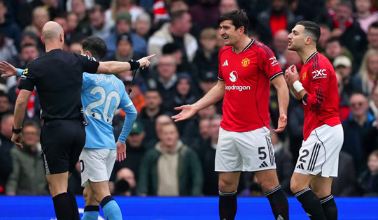 Man Utd đè bẹp Man City 5-0: Carrick hồi sinh Quỷ đỏ và nỗi lo mang tên Dalot