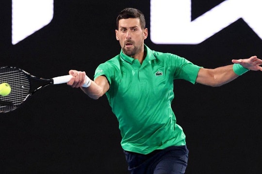 Novak Djokovic cán mốc 100 chiến thắng lịch sử tại Australian Open sau màn hủy diệt Martinez