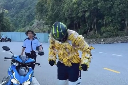 Đà Nẵng: Nhắc nhở du khách nước ngoài quấn chuối vào người để đùa giỡn với khỉ Sơn Trà