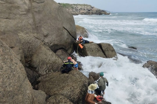 Đắk Lắk: Giải cứu 2 du khách nước ngoài mắc kẹt trong hốc đá tại bãi Tiên