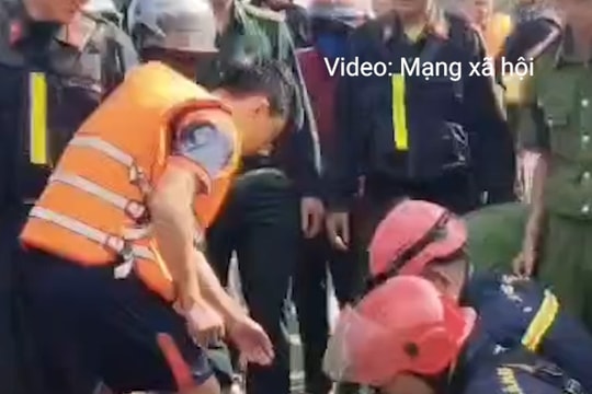 Cứu hộ kịp thời 2 du khách nước ngoài bị sóng cuốn vào hốc đá khi tắm biển