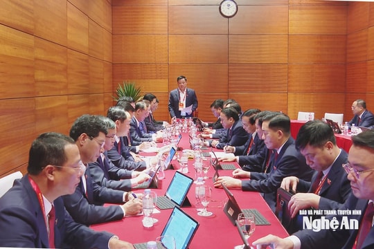 Đoàn đại biểu Đảng bộ tỉnh Nghệ An thảo luận các Văn kiện trình Đại hội XIV của Đảng