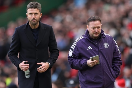 Michael Carrick tính dùng quân bài tẩy Mazraoui để khắc chế Arsenal