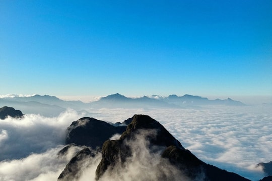 Ngũ Chỉ Sơn: Chinh phục núi bàn tay và săn biển mây kỳ ảo tại Lào Cai