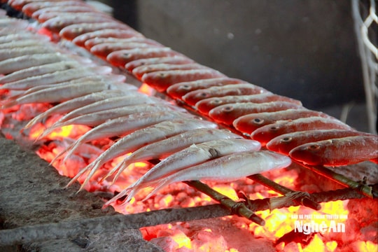 Gần Tết, làng nướng cá Cửa Lò đỏ lửa, tất bật phục vụ nhu cầu thị trường