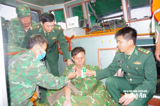 Cứu hộ thành công 2 anh em ruột bị lật thuyền trên biển Cửa Lò