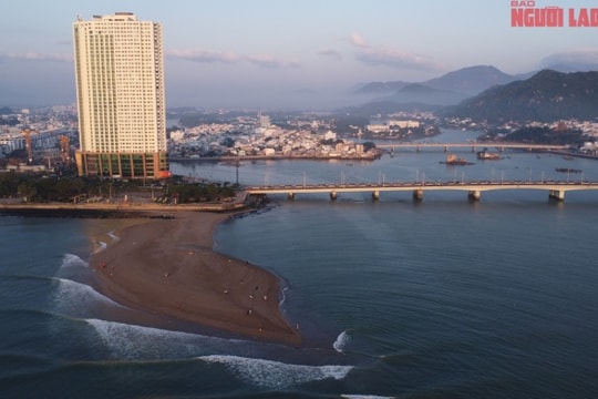 Nha Trang: Cồn cát khổng lồ bất ngờ xuất hiện giữa cửa biển
