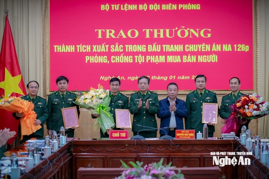 Trao thưởng Bộ đội Biên phòng Nghệ An vì thành tích xuất sắc triệt phá đường dây mua bán người