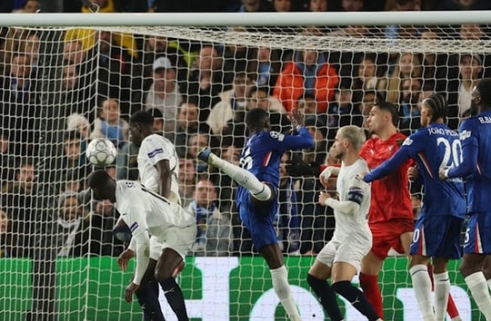 Moises Caicedo tỏa sáng giúp Chelsea hạ Pafos 1-0, chen chân vào top 8 Champions League