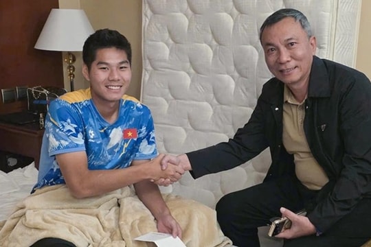 Chủ tịch VFF thăm hỏi và động viên trung vệ Hiểu Minh tại Saudi Arabia