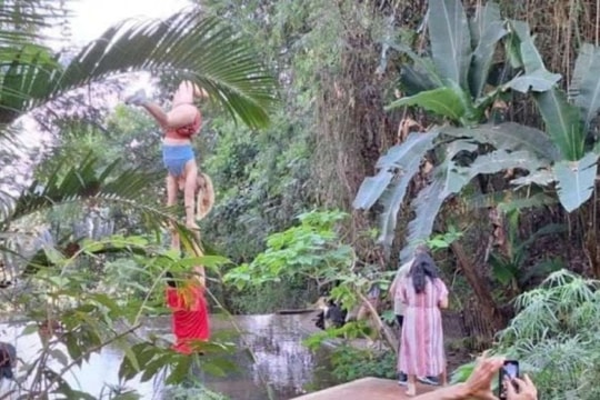 Chiang Mai: Chùa Wat Pha Lat cảnh báo đóng cửa vì du khách mặc hở hang và tập yoga