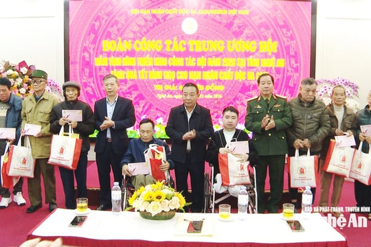 Hội Nạn nhân chất độc da cam/dioxin Việt Nam tặng quà các nạn nhân ở Nghệ An