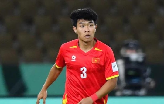 HLV Vũ Tiến Thành bảo vệ Lý Đức: Tấm thẻ đỏ và nỗi đau của sự quá tải