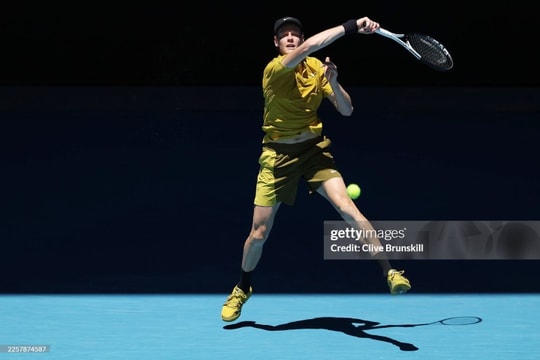 Jannik Sinner lội ngược dòng kịch tính sau cú sốc set đầu tại Australian Open