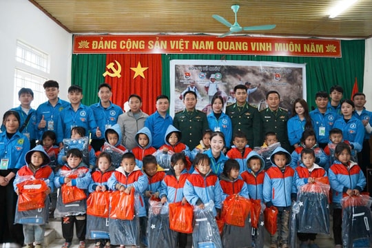 Sinh viên tình nguyện đồng hương Nghệ An tại Học viện Nông nghiệp Việt Nam mang 'Đông ấm' đến xã biên giới Na Ngoi