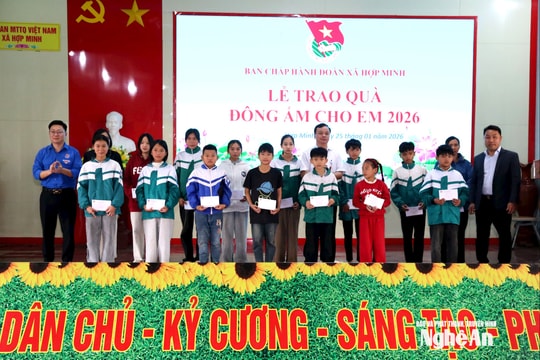 162 học sinh khó khăn được trao quà “Đông ấm cho em”