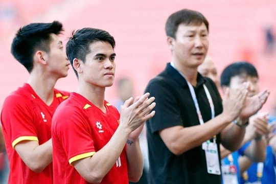 Khuất Văn Khang thiết lập kỷ lục danh hiệu vô tiền khoáng hậu trong lịch sử bóng đá Việt Nam