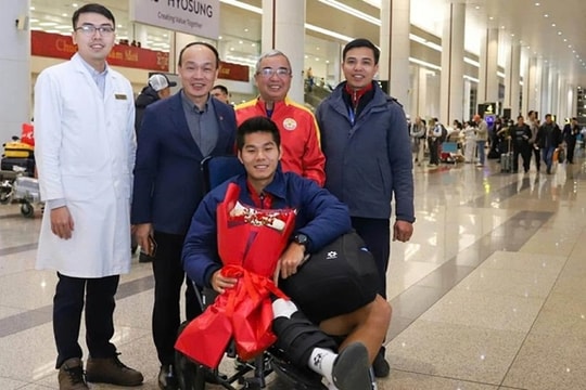 Trung vệ Hiểu Minh đứt dây chằng chéo trước, nhập viện khẩn cấp ngay khi về nước