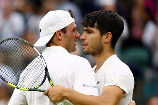 Vòng 4 Australian Open 2026: Carlos Alcaraz thị uy sức mạnh, Medvedev đối diện 'khắc tinh'