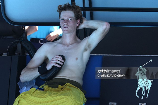 Jannik Sinner ngược dòng tại Australian Open: Thoát hiểm nhờ luật nắng nóng 40 độ C