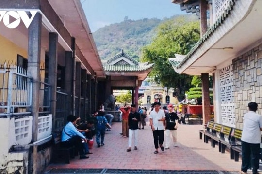 An Giang: Hành hương chiêm bái Miếu Bà Chúa Xứ Núi Sam dịp tạ lễ cuối năm