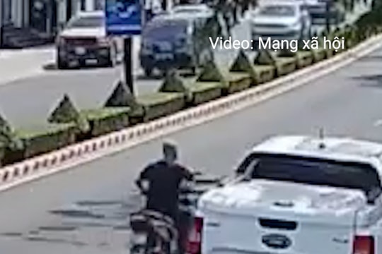 Clip: Người đàn ông đi xe máy ngang nhiên đập phá gương ô tô trên phố