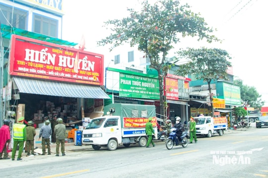 Nghệ An: Công an xã, phường tăng cường giải tỏa vi phạm hành lang an toàn giao thông