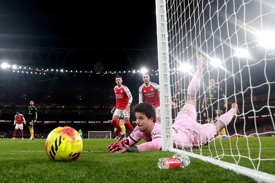 Senne Lammens tỏa sáng giúp Manchester United thắng kịch tính Arsenal 3-2 tại Emirates