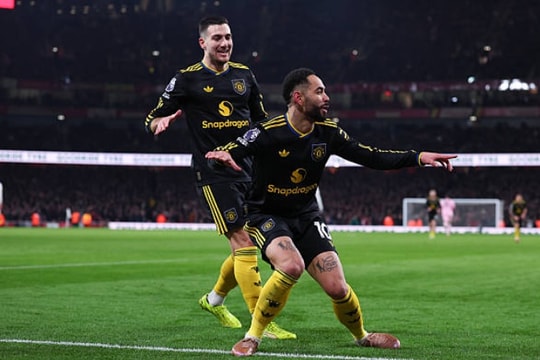 Man Utd thắng Arsenal 3-2: Michael Carrick giải mã pháo đài Emirates