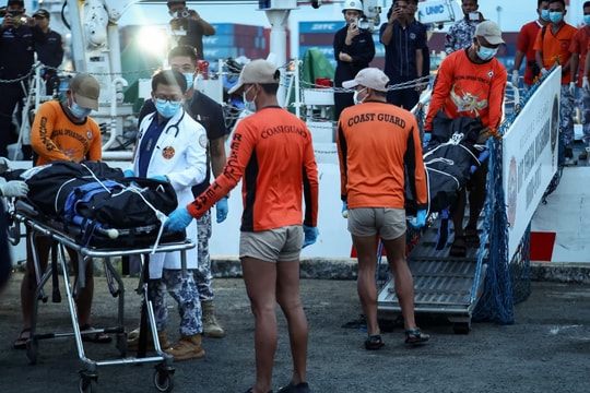 Chìm phà chở hơn 350 người tại Philippines: 15 người tử vong, 28 người mất tích