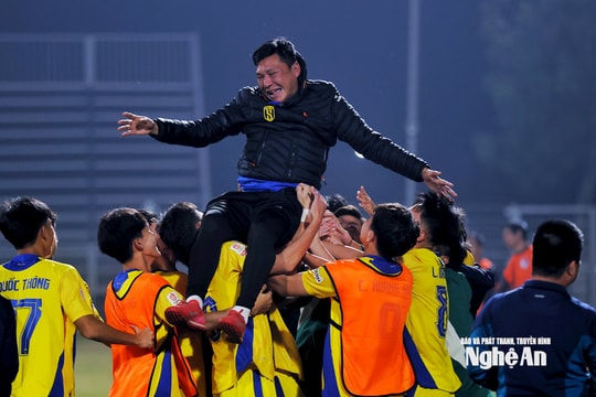 Khoảnh khắc vỡ òa của U19 SLNA trong ngày vô địch