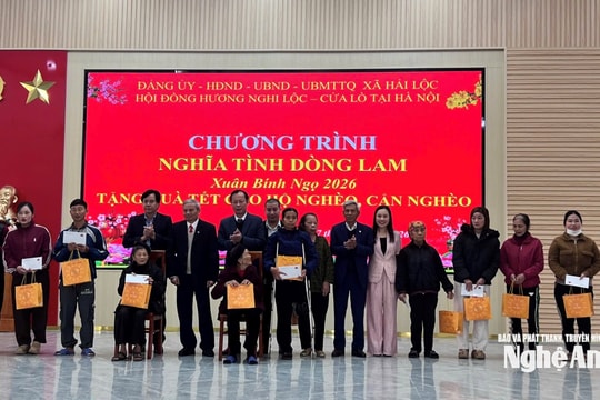 Trao quà Tết trị giá gần 200 triệu đồng cho người nghèo xã Hải Lộc
