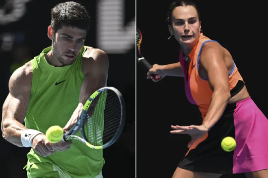 Australian Open 2026: Carlos Alcaraz và Sabalenka bị buộc tháo thiết bị công nghệ giữa trận