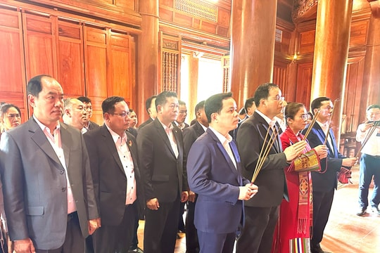 Đoàn đại biểu tham dự Hội nghị quốc tế xây dựng đường biên giới Việt - Lào dâng hương tưởng niệm Chủ tịch Hồ Chí Minh