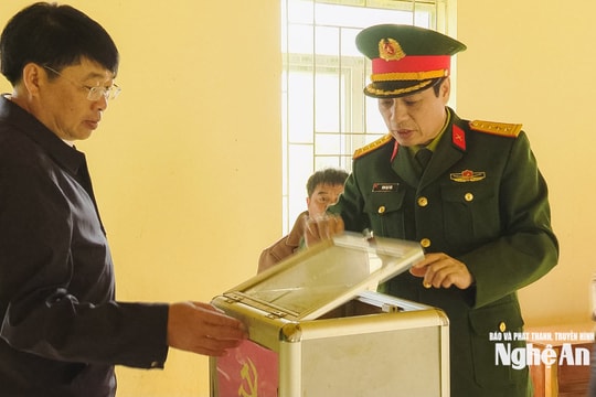 Đại tá Đinh Bạt Văn kiểm tra công tác chuẩn bị bầu cử tại 9 xã