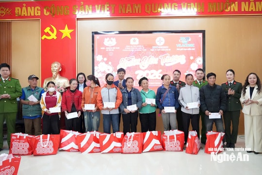 Công ty Thủy điện Bản Vẽ phối hợp Phòng Cảnh sát Kinh tế, Phòng An ninh kỹ thuật ngoại tuyến Công an tỉnh trao quà Tết tại xã Yên Na