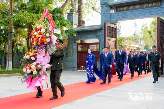 Bí thư Trung ương Đảng, Phó Thủ tướng Chính phủ Phạm Thị Thanh Trà dâng hương tưởng niệm Chủ tịch Hồ Chí Minh