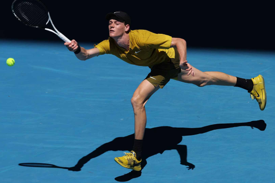 Sinner và Swiatek thống trị Australian Open 2026: Một ngày của những kỷ lục vô tiền khoáng hậu