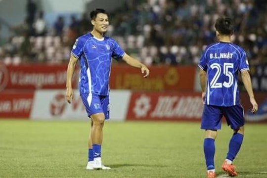 Mạc Hồng Quân chính thức tái xuất V-League trong màu áo Becamex TP.HCM