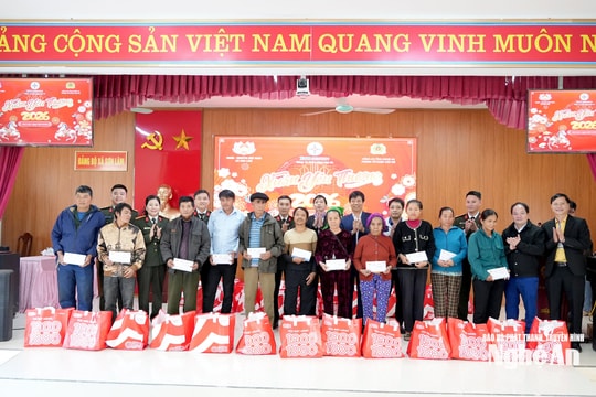 Công ty Thủy điện Bản Vẽ phối hợp Phòng Tổ chức cán bộ, Công an tỉnh Nghệ An trao quà Tết tại xã Sơn Lâm