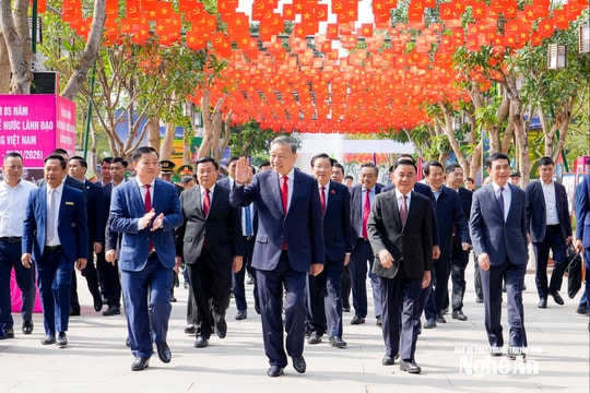 Tổng Bí thư Tô Lâm dâng hương tưởng niệm Chủ tịch Hồ Chí Minh và các anh hùng liệt sĩ