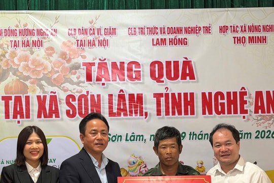 Hội đồng hương Nghệ An tại Hà Nội hỗ trợ kinh phí xây nhà, trao 60 suất quà Tết cho người nghèo
