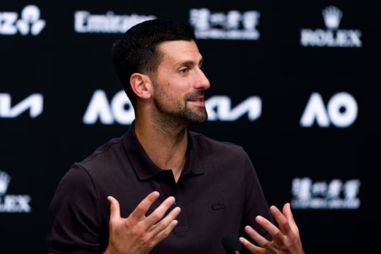 Novak Djokovic phản ứng gay gắt khi bị coi là kẻ bám đuổi Jannik Sinner và Alcaraz