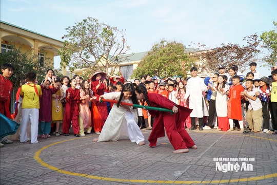 Học sinh xứ Nghệ rộn ràng vui Tết sớm