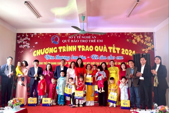 Trao quà Tết “Yêu thương lan tỏa - Tết ấm cho em” tại Quỹ bảo trợ trẻ em tỉnh Nghệ An