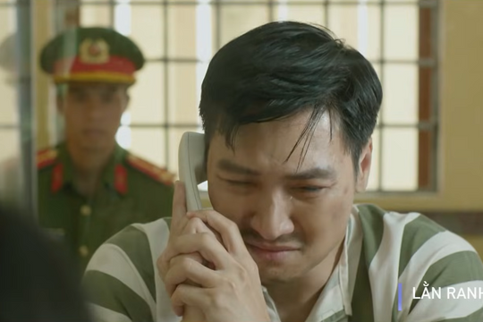 Mạnh Trường xúc động rơi lệ khi xem lại cảnh đối đầu Hồng Diễm trong Lằn ranh