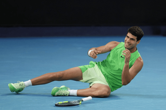Carlos Alcaraz đánh bại Zverev sau 5 giờ 27 phút để vào chung kết Australian Open